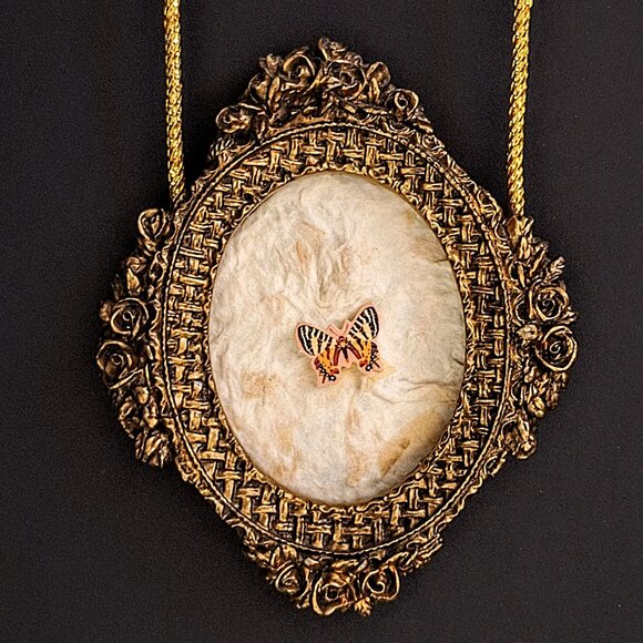 Vintage Ornate Framed Butterfly Wall Hanging 19" Excellent - Picture 8 of 8